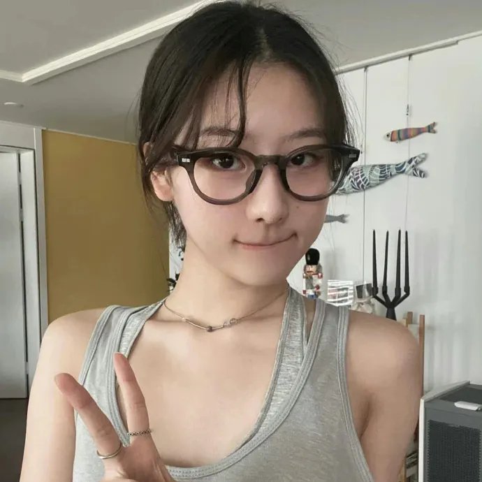 戴脚镣的女孩
